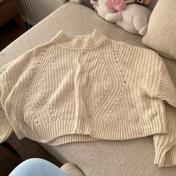 WHITE SWEATER - Picture 1 of 3